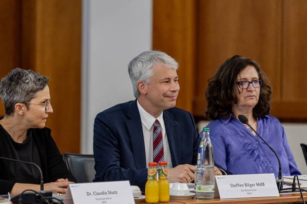 Bundesverkehrsminister Bilger lädt zu Spitzengespräch Niedrigwasser Bundesverkehrsminister Steffen Bilger (CDU) empfängt Vertreter aus Binnenschifffahrt und Wirtschaft zum Spitzengespräch Niedrigwasser im Bundesministerium für Verkehr in Bonn. Angesichts der anhaltenden außergewöhnlichen Niedrigwasserphase auf dem Rhein und weiteren Wasserstraßen werden Herausforderungen für die Binnenschifffahrt sowie mögliche Handlungsoptionen erörtert. Bonn Gronau Nordrhein-Westfalen Deutschland Copyright: xMarcxJohnx