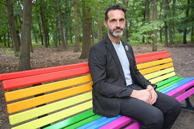 CSD Anschlag: Baum und Regenbogenbank werden am Unglücksort aufgestellt ** NUR FÜR REDAKTIONELLE ZWECKE ** EDITORIAL USE ONLY **<p>CSD Anschlag: Baum und Regenbogenbank werden am Unglücksort aufgestellt, fotografiert am 06.08.2026 in Berlin. Berlin Berlin Berlin Copyright: MaurizioxGambarini