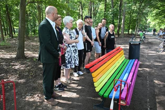 CSD Anschlag: Baum und Regenbogenbank werden am Unglücksort aufgestellt ** NUR FÜR REDAKTIONELLE ZWECKE ** EDITORIAL USE ONLY **<p>CSD Anschlag: Baum und Regenbogenbank werden am Unglücksort aufgestellt, fotografiert am 06.08.2026 in Berlin. Berlin Berlin Berlin Copyright: MaurizioxGambarini