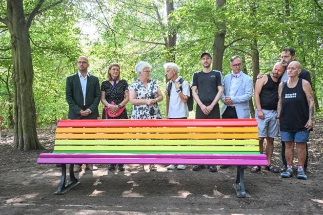 CSD Anschlag: Baum und Regenbogenbank werden am Unglücksort aufgestellt ** NUR FÜR REDAKTIONELLE ZWECKE ** EDITORIAL USE ONLY **<p>CSD Anschlag: Baum und Regenbogenbank werden am Unglücksort aufgestellt, fotografiert am 06.08.2026 in Berlin. Berlin Berlin Berlin Copyright: MaurizioxGambarini