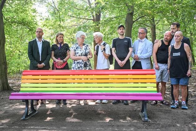 CSD Anschlag: Baum und Regenbogenbank werden am Unglücksort aufgestellt ** NUR FÜR REDAKTIONELLE ZWECKE ** EDITORIAL USE ONLY **<p>CSD Anschlag: Baum und Regenbogenbank werden am Unglücksort aufgestellt, fotografiert am 06.08.2026 in Berlin. Berlin Berlin Berlin Copyright: MaurizioxGambarini