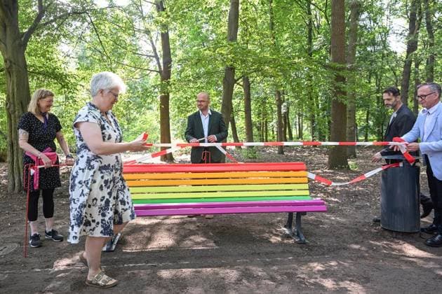 CSD Anschlag: Baum und Regenbogenbank werden am Unglücksort aufgestellt ** NUR FÜR REDAKTIONELLE ZWECKE ** EDITORIAL USE ONLY **<p>CSD Anschlag: Baum und Regenbogenbank werden am Unglücksort aufgestellt, fotografiert am 06.08.2026 in Berlin. Berlin Berlin Berlin Copyright: MaurizioxGambarini