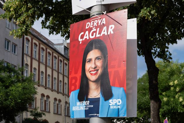 Berlin,06.08.2026,Wahlplakat der Partei SPD Derya Caglar zur Wahl zum 20.Abgeordnetenhaus von Berlin sowie zu den Bezirksverordnetenversammlungen am 20.09.2026.Foto wurde im Bezirk Neukölln aufgenommen
