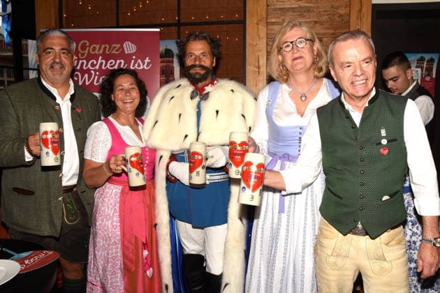 Organisatoren Oliver Barbara Wendel Wirt Augustiner am Platzl Josef Daser als Kini- Koenig Ludwig II. Elisabeth Kreutzkamm-Aumüller Conditorei Gregor Lembke Wirt Augustiner am Dom Vorstand Muenchner Innenstadtwirtesprecher Muenchen 06.08.2026 Zum Spöckmeier Pressekonferenz zur Wirtshauswiesn Ganz Muenchen ist Wiesn Foto Muenchen
