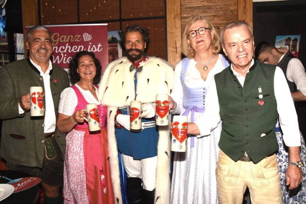 Organisatoren Oliver Barbara Wendel Wirt Augustiner am Platzl Josef Daser als Kini- Koenig Ludwig II.. Elisabeth Kreutzkamm-Aumüller Conditorei Gregor Lembke Wirt Augustiner am Dom Vorstand Muenchner Innenstadtwirtesprecher Muenchen 06.08.2026 Zum Spöckmeier Pressekonferenz zur Wirtshauswiesn Ganz Muenchen ist Wiesn Foto Muenchen