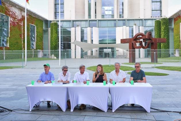 News Bilder des Tages Berlin, Deutschland, 06.08.2026: Bundeskanzleramt: Klimabündnis fordert Hitzegipfel: L-R: BUND-Vorsitzender Olaf Bandt, AWO-Vorständin Claudia Mandrysch, Stefan Rahmstorf, Potsdam-Institut für Klimafolgenforschung , Klimaschutzaktivistin Luisa Neubauer, Max Bürck-Gemassmer, Allgemeinmediziner und Ralf Behring, Landwirt Copyright: xdtsxNachrichtenagenturx dts_129446