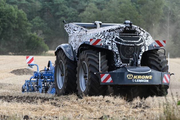 News Bilder des Tages Erlkönig XXL im Emsland unterwegs. Die autonome Landmaschinen der Firmen Krone und Lemken im Testbetrieb auf einem Acker. Der Fahrerkabinenlose, dieselelektrische Geräteträger leistet rund 230 PS, arbeitet selbstständig auf dem Feld und wurde für Bodenbearbeitung, Aussaat, Mäh- und Wendearbeiten entwickelt. Spelle Niedersachsen Deutschland
