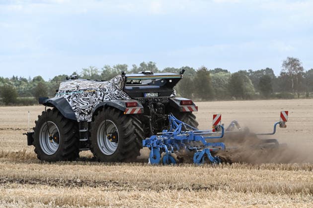Erlkönig XXL im Emsland unterwegs. Die autonome Landmaschinen der Firmen Krone und Lemken im Testbetrieb auf einem Acker. Der Fahrerkabinenlose, dieselelektrische Geräteträger leistet rund 230 PS, arbeitet selbstständig auf dem Feld und wurde für Bodenbearbeitung, Aussaat, Mäh- und Wendearbeiten entwickelt. Spelle Niedersachsen Deutschland