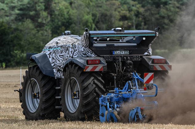 Erlkönig XXL im Emsland unterwegs. Die autonome Landmaschinen der Firmen Krone und Lemken im Testbetrieb auf einem Acker. Der Fahrerkabinenlose, dieselelektrische Geräteträger leistet rund 230 PS, arbeitet selbstständig auf dem Feld und wurde für Bodenbearbeitung, Aussaat, Mäh- und Wendearbeiten entwickelt. Spelle Niedersachsen Deutschland