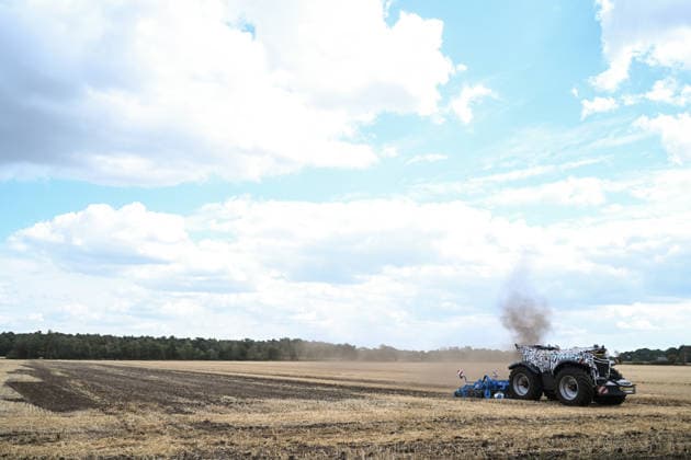 Erlkönig XXL im Emsland unterwegs. Die autonome Landmaschinen der Firmen Krone und Lemken im Testbetrieb auf einem Acker. Der Fahrerkabinenlose, dieselelektrische Geräteträger leistet rund 230 PS, arbeitet selbstständig auf dem Feld und wurde für Bodenbearbeitung, Aussaat, Mäh- und Wendearbeiten entwickelt. Spelle Niedersachsen Deutschland