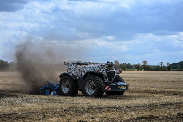 Erlkönig XXL im Emsland unterwegs. Die autonome Landmaschinen der Firmen Krone und Lemken im Testbetrieb auf einem Acker. Der Fahrerkabinenlose, dieselelektrische Geräteträger leistet rund 230 PS, arbeitet selbstständig auf dem Feld und wurde für Bodenbearbeitung, Aussaat, Mäh- und Wendearbeiten entwickelt. Spelle Niedersachsen Deutschland