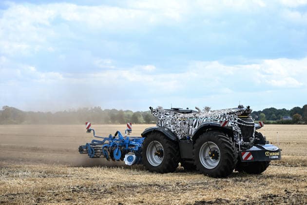 Erlkönig XXL im Emsland unterwegs. Die autonome Landmaschinen der Firmen Krone und Lemken im Testbetrieb auf einem Acker. Der Fahrerkabinenlose, dieselelektrische Geräteträger leistet rund 230 PS, arbeitet selbstständig auf dem Feld und wurde für Bodenbearbeitung, Aussaat, Mäh- und Wendearbeiten entwickelt. Spelle Niedersachsen Deutschland
