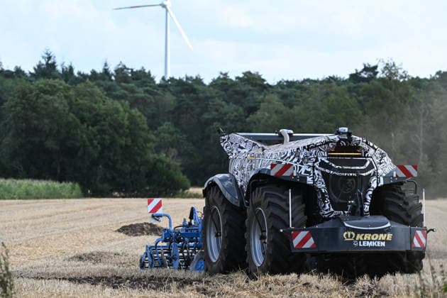 Erlkönig XXL im Emsland unterwegs. Die autonome Landmaschinen der Firmen Krone und Lemken im Testbetrieb auf einem Acker. Der Fahrerkabinenlose, dieselelektrische Geräteträger leistet rund 230 PS, arbeitet selbstständig auf dem Feld und wurde für Bodenbearbeitung, Aussaat, Mäh- und Wendearbeiten entwickelt. Spelle Niedersachsen Deutschland