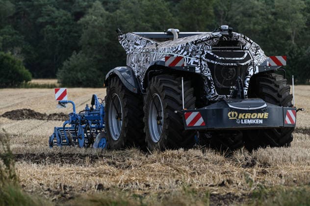 Erlkönig XXL im Emsland unterwegs. Die autonome Landmaschinen der Firmen Krone und Lemken im Testbetrieb auf einem Acker. Der Fahrerkabinenlose, dieselelektrische Geräteträger leistet rund 230 PS, arbeitet selbstständig auf dem Feld und wurde für Bodenbearbeitung, Aussaat, Mäh- und Wendearbeiten entwickelt. Spelle Niedersachsen Deutschland