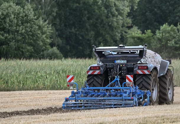 Erlkönig XXL im Emsland unterwegs. Die autonome Landmaschinen der Firmen Krone und Lemken im Testbetrieb auf einem Acker. Der Fahrerkabinenlose, dieselelektrische Geräteträger leistet rund 230 PS, arbeitet selbstständig auf dem Feld und wurde für Bodenbearbeitung, Aussaat, Mäh- und Wendearbeiten entwickelt. Spelle Niedersachsen Deutschland
