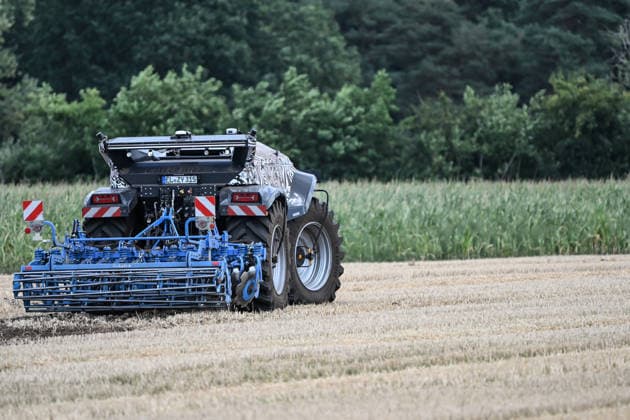 Erlkönig XXL im Emsland unterwegs. Die autonome Landmaschinen der Firmen Krone und Lemken im Testbetrieb auf einem Acker. Der Fahrerkabinenlose, dieselelektrische Geräteträger leistet rund 230 PS, arbeitet selbstständig auf dem Feld und wurde für Bodenbearbeitung, Aussaat, Mäh- und Wendearbeiten entwickelt. Spelle Niedersachsen Deutschland