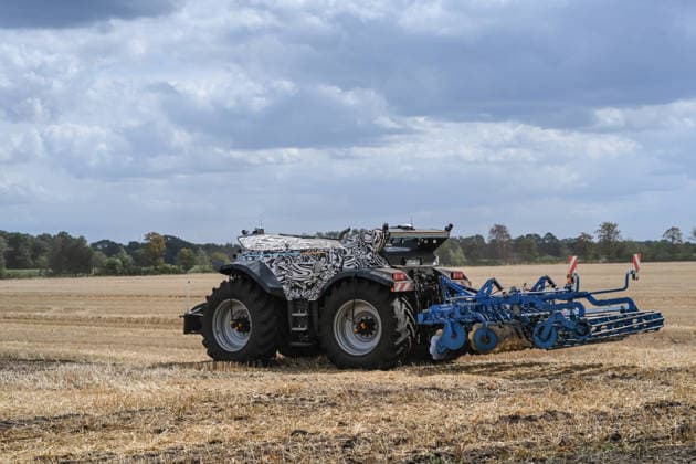 Erlkönig XXL im Emsland unterwegs. Die autonome Landmaschinen der Firmen Krone und Lemken im Testbetrieb auf einem Acker. Der Fahrerkabinenlose, dieselelektrische Geräteträger leistet rund 230 PS, arbeitet selbstständig auf dem Feld und wurde für Bodenbearbeitung, Aussaat, Mäh- und Wendearbeiten entwickelt. Spelle Niedersachsen Deutschland