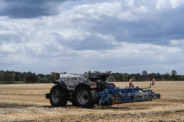 Erlkönig XXL im Emsland unterwegs. Die autonome Landmaschinen der Firmen Krone und Lemken im Testbetrieb auf einem Acker. Der Fahrerkabinenlose, dieselelektrische Geräteträger leistet rund 230 PS, arbeitet selbstständig auf dem Feld und wurde für Bodenbearbeitung, Aussaat, Mäh- und Wendearbeiten entwickelt. Spelle Niedersachsen Deutschland
