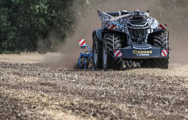 Erlkönig XXL im Emsland unterwegs. Die autonome Landmaschinen der Firmen Krone und Lemken im Testbetrieb auf einem Acker. Der Fahrerkabinenlose, dieselelektrische Geräteträger leistet rund 230 PS, arbeitet selbstständig auf dem Feld und wurde für Bodenbearbeitung, Aussaat, Mäh- und Wendearbeiten entwickelt. Spelle Niedersachsen Deutschland