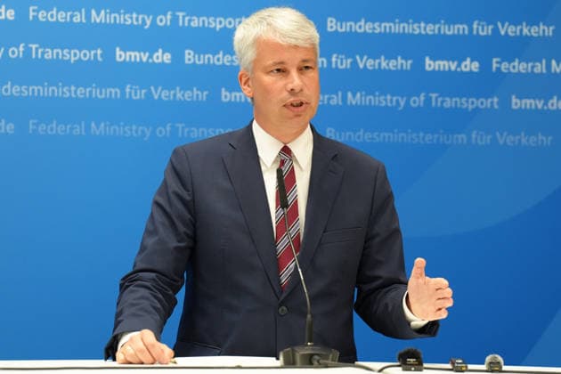 Pressekonferenz Spitzengespraech Niedrigwasser mit Verkehrsminister Bilger Verkehrsminister Steffen Bilger im Portrait bei der Pressekonferenz im Nachgang des Spizengespraech Niedrigwasser im Zusammenhang mit dem Rhein-Niedrigwasser im Bundesministerium fuer Verkehr, Bonn, 06.08.2026 Bonn Nordrhein-Westfalen Deutschland