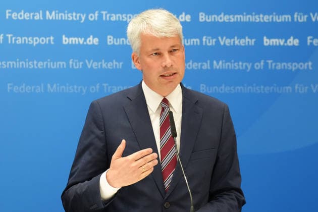 Pressekonferenz Spitzengespraech Niedrigwasser mit Verkehrsminister Bilger Verkehrsminister Steffen Bilger im Portrait mit Gestik bei der Pressekonferenz im Nachgang des Spizengespraech Niedrigwasser im Zusammenhang mit dem Rhein-Niedrigwasser im Bundesministerium fuer Verkehr, Bonn, 06.08.2026 Bonn Nordrhein-Westfalen Deutschland