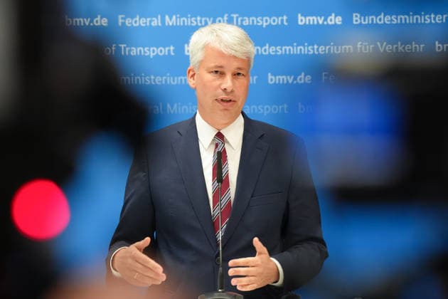 Pressekonferenz Spitzengespraech Niedrigwasser mit Verkehrsminister Bilger Verkehrsminister Steffen Bilger im Portrait neben einem roten Licht bei der Pressekonferenz im Nachgang des Spizengespraech Niedrigwasser im Zusammenhang mit dem Rhein-Niedrigwasser im Bundesministerium fuer Verkehr, Bonn, 06.08.2026 Bonn Nordrhein-Westfalen Deutschland