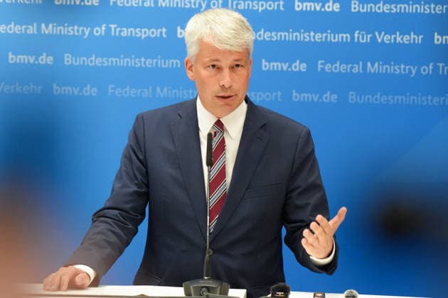 Pressekonferenz Spitzengespraech Niedrigwasser mit Verkehrsminister Bilger Verkehrsminister Steffen Bilger im Portrait mit Gestik bei der Pressekonferenz im Nachgang des Spizengespraech Niedrigwasser im Zusammenhang mit dem Rhein-Niedrigwasser im Bundesministerium fuer Verkehr, Bonn, 06.08.2026 Bonn Nordrhein-Westfalen Deutschland