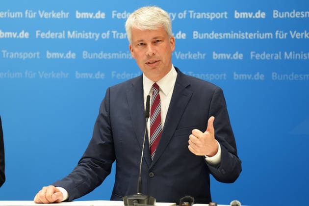 Pressekonferenz Spitzengespraech Niedrigwasser mit Verkehrsminister Bilger Verkehrsminister Steffen Bilger im Portrait mit Gestik bei der Pressekonferenz im Nachgang des Spizengespraech Niedrigwasser im Zusammenhang mit dem Rhein-Niedrigwasser im Bundesministerium fuer Verkehr, Bonn, 06.08.2026 Bonn Nordrhein-Westfalen Deutschland