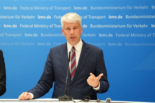 Pressekonferenz Spitzengespraech Niedrigwasser mit Verkehrsminister Bilger Verkehrsminister Steffen Bilger im Portrait bei der Pressekonferenz im Nachgang des Spizengespraech Niedrigwasser im Zusammenhang mit dem Rhein-Niedrigwasser im Bundesministerium fuer Verkehr, Bonn, 06.08.2026 Bonn Nordrhein-Westfalen Deutschland