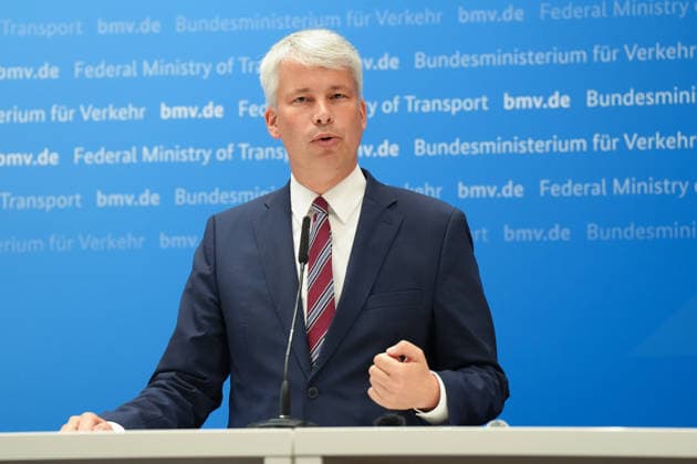 Pressekonferenz Spitzengespraech Niedrigwasser mit Verkehrsminister Bilger Verkehrsminister Steffen Bilger im Portrait bei der Pressekonferenz im Nachgang des Spizengespraech Niedrigwasser im Zusammenhang mit dem Rhein-Niedrigwasser im Bundesministerium fuer Verkehr, Bonn, 06.08.2026 Bonn Nordrhein-Westfalen Deutschland