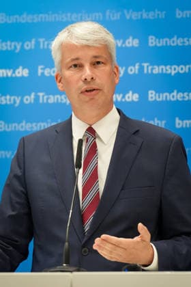 Pressekonferenz Spitzengespraech Niedrigwasser mit Verkehrsminister Bilger Verkehrsminister Steffen Bilger im Portrait mit Gestik bei der Pressekonferenz im Nachgang des Spizengespraech Niedrigwasser im Zusammenhang mit dem Rhein-Niedrigwasser im Bundesministerium fuer Verkehr, Bonn, 06.08.2026 Bonn Nordrhein-Westfalen Deutschland