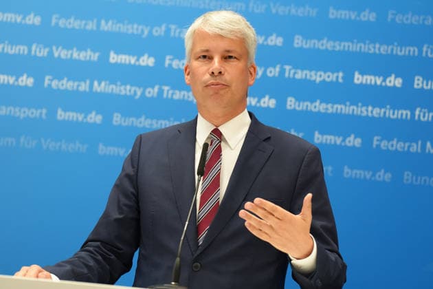 News Bilder des Tages Pressekonferenz Spitzengespraech Niedrigwasser mit Verkehrsminister Bilger Verkehrsminister Steffen Bilger im Portrait mit Gestik bei der Pressekonferenz im Nachgang des Spizengespraech Niedrigwasser im Zusammenhang mit dem Rhein-Niedrigwasser im Bundesministerium fuer Verkehr, Bonn, 06.08.2026 Bonn Nordrhein-Westfalen Deutschland