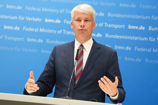 Pressekonferenz Spitzengespraech Niedrigwasser mit Verkehrsminister Bilger Verkehrsminister Steffen Bilger im Portrait mit Gestik bei der Pressekonferenz im Nachgang des Spizengespraech Niedrigwasser im Zusammenhang mit dem Rhein-Niedrigwasser im Bundesministerium fuer Verkehr, Bonn, 06.08.2026 Bonn Nordrhein-Westfalen Deutschland