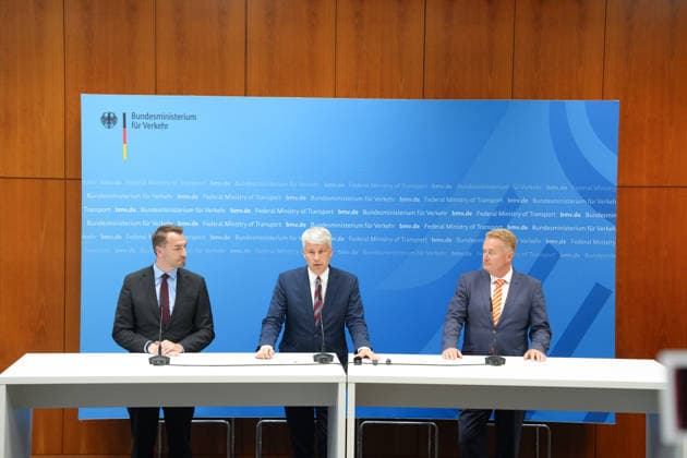 Pressekonferenz Spitzengespraech Niedrigwasser mit Verkehrsminister Bilger (l-r) Gruppenbild Steffen Bauer (CEO HGK) gemeinsam mit Steffen Bilger (Bundesverkehrsminister) und Jens Schwanen (Geschaeftsfuehrer BDB) bei der Pressekonferenz im Nachgang des Spizengespraech Niedrigwasser im Zusammenhang mit dem Rhein-Niedrigwasser im Bundesministerium fuer Verkehr, Bonn, 06.08.2026 Bonn Nordrhein-Westfalen Deutschland