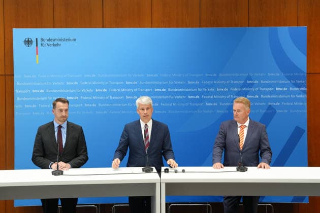 Pressekonferenz Spitzengespraech Niedrigwasser mit Verkehrsminister Bilger (l-r) Gruppenbild Steffen Bauer (CEO HGK) gemeinsam mit Steffen Bilger (Bundesverkehrsminister) und Jens Schwanen (Geschaeftsfuehrer BDB) bei der Pressekonferenz im Nachgang des Spizengespraech Niedrigwasser im Zusammenhang mit dem Rhein-Niedrigwasser im Bundesministerium fuer Verkehr, Bonn, 06.08.2026 Bonn Nordrhein-Westfalen Deutschland