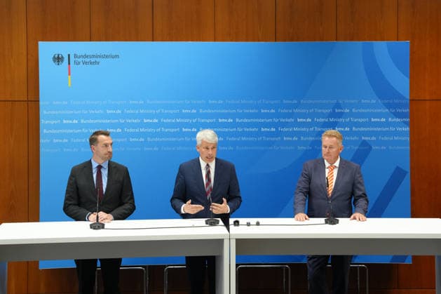 Pressekonferenz Spitzengespraech Niedrigwasser mit Verkehrsminister Bilger (l-r) Gruppenbild Steffen Bauer (CEO HGK) gemeinsam mit Steffen Bilger (Bundesverkehrsminister) und Jens Schwanen (Geschaeftsfuehrer BDB) bei der Pressekonferenz im Nachgang des Spizengespraech Niedrigwasser im Zusammenhang mit dem Rhein-Niedrigwasser im Bundesministerium fuer Verkehr, Bonn, 06.08.2026 Bonn Nordrhein-Westfalen Deutschland