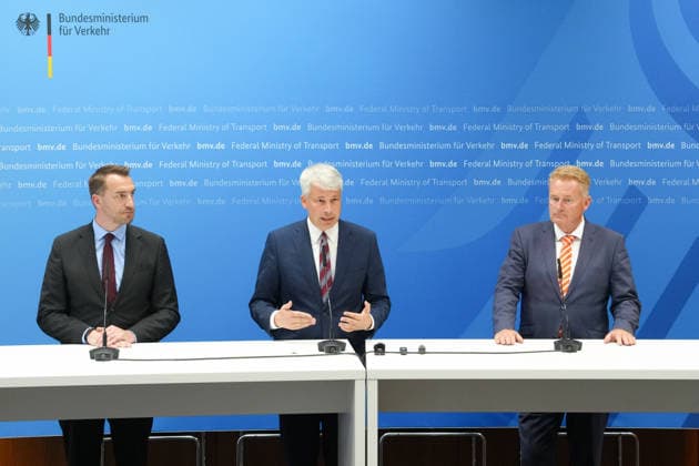News Bilder des Tages Pressekonferenz Spitzengespraech Niedrigwasser mit Verkehrsminister Bilger (l-r) Gruppenbild Steffen Bauer (CEO HGK) gemeinsam mit Steffen Bilger (Bundesverkehrsminister) und Jens Schwanen (Geschaeftsfuehrer BDB) bei der Pressekonferenz im Nachgang des Spizengespraech Niedrigwasser im Zusammenhang mit dem Rhein-Niedrigwasser im Bundesministerium fuer Verkehr, Bonn, 06.08.2026 Bonn Nordrhein-Westfalen Deutschland