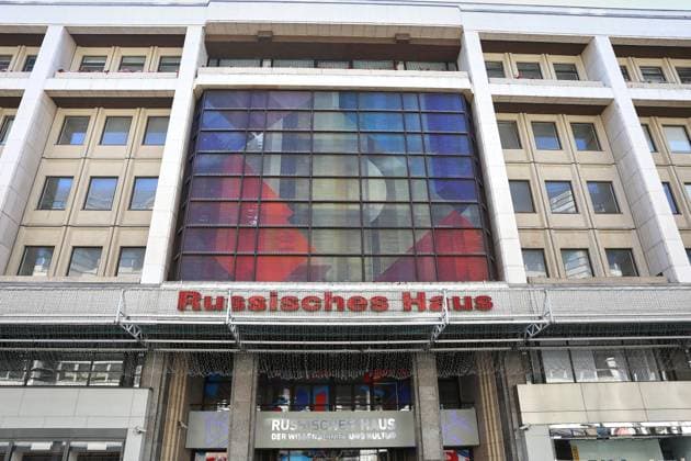 Berlin, Deutschland, 06.08.2026: Das Russische Haus in Berlin (ehemals: Haus der Sowjetischen Wissenschaft und Kultur dann Russisches Haus der Wissenschaft und Kultur) ist ein Veranstaltungs- und Kulturzentrum in der Friedrichstraße 176?179 im Berliner Ortsteil Mitte. Es wurde am 5. Juli 1984 eröffnet und wird von der im russischen Außenministerium angesiedelten und seit 2022 von der EU sanktionierten Regierungsagentur Rossotrudnitschestwo betrieben. Copyright: xdtsxNachrichtenagenturx dts_129463