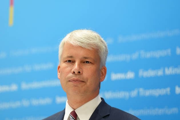 Pressekonferenz Spitzengespraech Niedrigwasser mit Verkehrsminister Bilger Verkehrsminister Steffen Bilger im Portrait mit Gestik bei der Pressekonferenz im Nachgang des Spizengespraech Niedrigwasser im Zusammenhang mit dem Rhein-Niedrigwasser im Bundesministerium fuer Verkehr, Bonn, 06.08.2026 Bonn Nordrhein-Westfalen Deutschland