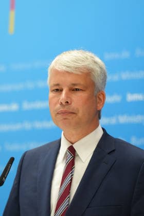 Pressekonferenz Spitzengespraech Niedrigwasser mit Verkehrsminister Bilger Verkehrsminister Steffen Bilger im Portrait mit Gestik bei der Pressekonferenz im Nachgang des Spizengespraech Niedrigwasser im Zusammenhang mit dem Rhein-Niedrigwasser im Bundesministerium fuer Verkehr, Bonn, 06.08.2026 Bonn Nordrhein-Westfalen Deutschland