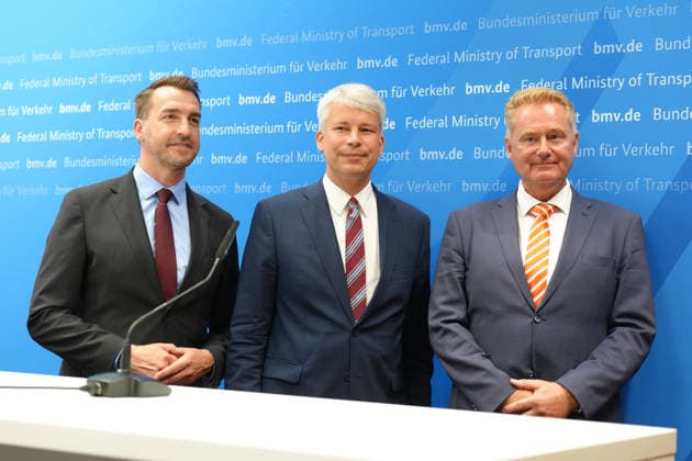 Pressekonferenz Spitzengespraech Niedrigwasser mit Verkehrsminister Bilger (l-r) Gruppenbild Steffen Bauer (CEO HGK) gemeinsam mit Steffen Bilger (Bundesverkehrsminister) und Jens Schwanen (Geschaeftsfuehrer BDB) im Nachgang des Spizengespraech Niedrigwasser im Zusammenhang mit dem Rhein-Niedrigwasser im Bundesministerium fuer Verkehr, Bonn, 06.08.2026 Bonn Nordrhein-Westfalen Deutschland