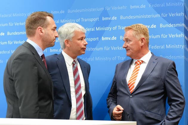 Pressekonferenz Spitzengespraech Niedrigwasser mit Verkehrsminister Bilger Bundesverkehrsminister Steffen Bilger gemeinsam im Dialog und Austrausch mit Steffen Bauer (CEO HGK) und Jens Schwanen (Geschaeftsfuehrer BDB) im Nachgang des Spizengespraech Niedrigwasser im Zusammenhang mit dem Rhein-Niedrigwasser im Bundesministerium fuer Verkehr, Bonn, 06.08.2026 Bonn Nordrhein-Westfalen Deutschland