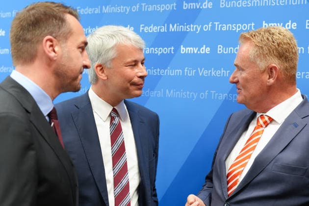 Pressekonferenz Spitzengespraech Niedrigwasser mit Verkehrsminister Bilger Bundesverkehrsminister Steffen Bilger gemeinsam im Dialog und Austrausch mit Steffen Bauer (CEO HGK) und Jens Schwanen (Geschaeftsfuehrer BDB) im Nachgang des Spizengespraech Niedrigwasser im Zusammenhang mit dem Rhein-Niedrigwasser im Bundesministerium fuer Verkehr, Bonn, 06.08.2026 Bonn Nordrhein-Westfalen Deutschland