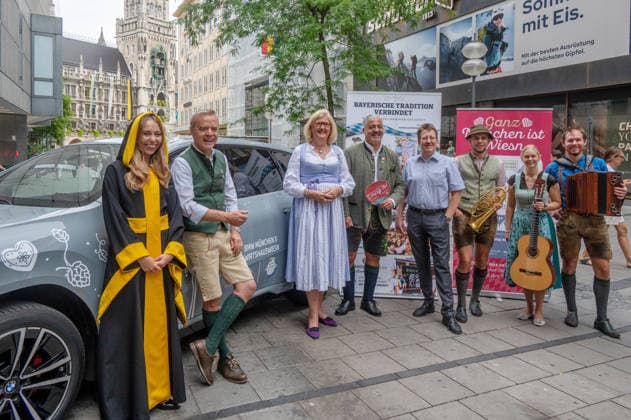 Muenchen, Pressekonferenz zur Wirtshauswiesn 2027 beim Spoeckmeier, v. l. Muenchner Kindl Sina Hochreiter, Gregor Lemke, Elli Kreuzkamm-Aumueller, Oliver Wendel, Thomas Vollmer und Musikanten