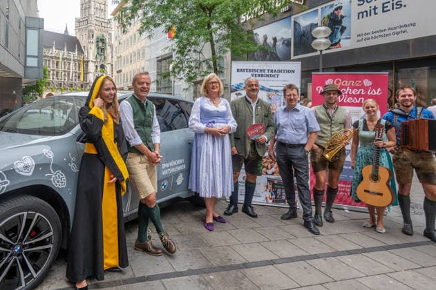 Muenchen, Pressekonferenz zur Wirtshauswiesn 2027 beim Spoeckmeier, v. l. Muenchner Kindl Sina Hochreiter, Gregor Lemke, Elli Kreuzkamm-Aumueller, Oliver Wendel, Thomas Vollmer und Musikanten