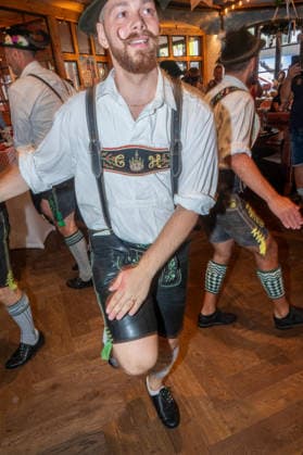 Muenchen, Pressekonferenz zur Wirtshauswiesn 2027 beim Spoeckmeier, die Schwuplattler beim Schuhplatteln