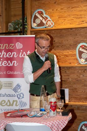 Muenchen, Pressekonferenz zur Wirtshauswiesn 2027 beim Spoeckmeier, Gregor Lemke gegruesst die Gaeste und stellt die Neuheiten vor