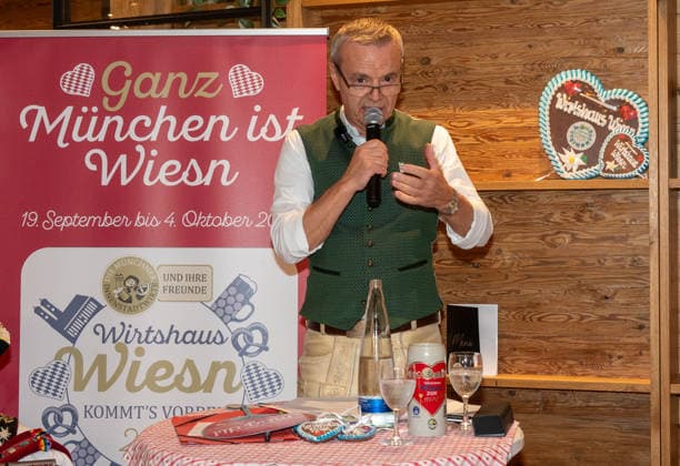 Muenchen, Pressekonferenz zur Wirtshauswiesn 2027 beim Spoeckmeier, Gregor Lemke begruesst die Gaeste und stellt die Neuheiten vor