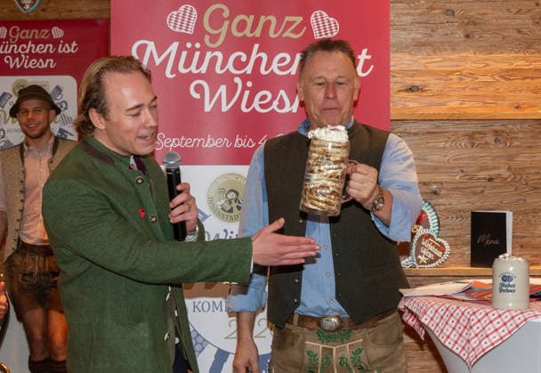 Muenchen, Pressekonferenz zur Wirtshauswiesn 2027 beim Spoeckmeier, Benedikt Wildmoser stellt die TiraMass vor, Tiramisu im Bierkrug