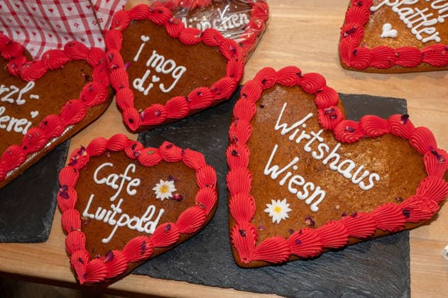 Muenchen, Pressekonferenz zur Wirtshauswiesn 2027 beim Spoeckmeier, eine Mitarbeiterin vom Cafe Luitpold verzieren und Lebkuchenherzen mit dem gewuenschten Schrifzug